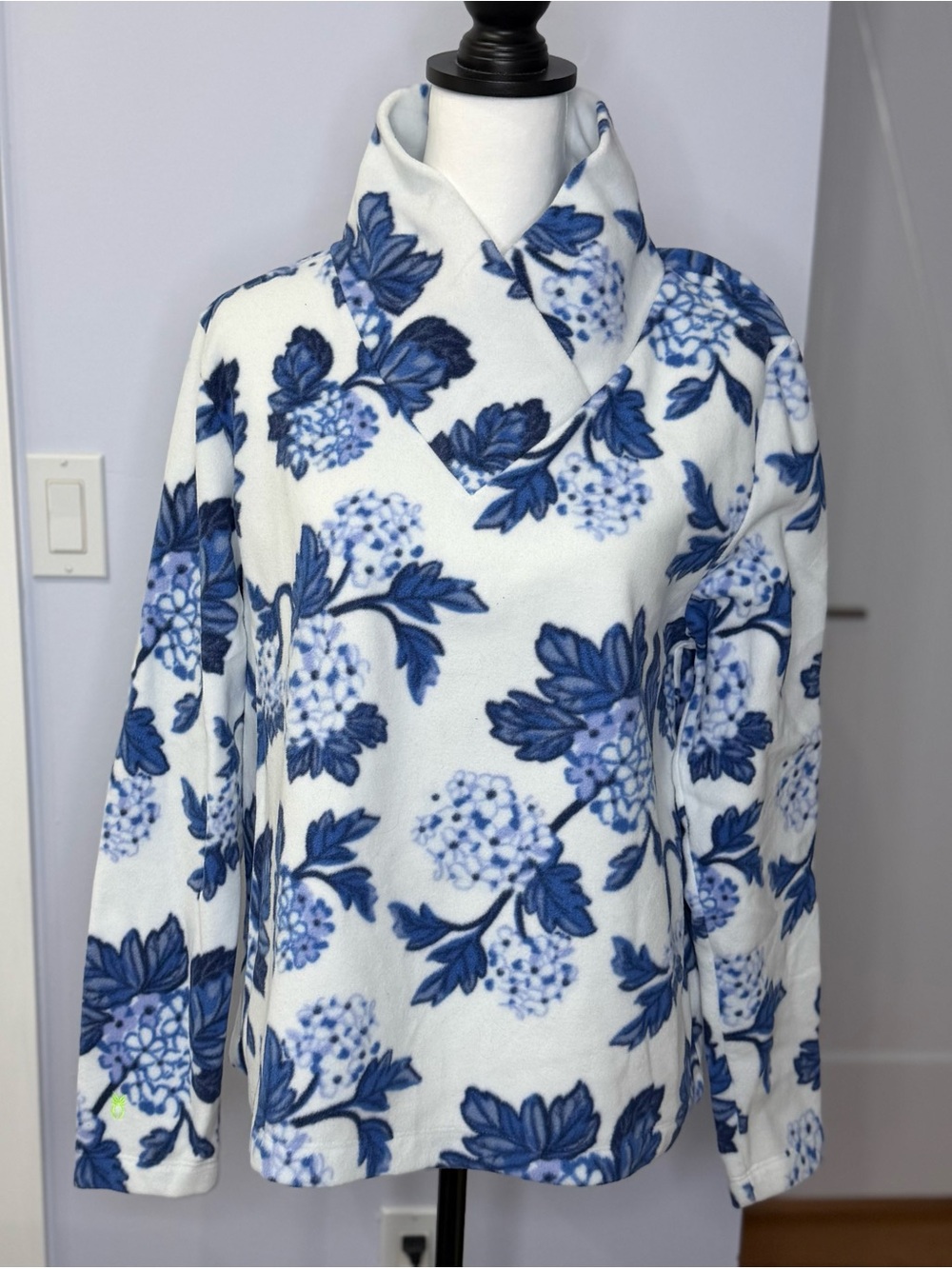 Dudley Stephens Hillview Turtleneck Blue Hydrangeas, Vello Fleece, size XXL.